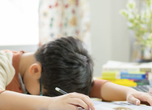 Stres Akademik pada Anak: Tanda Bahaya yang Sering Luput dari Perhatian Orangtua